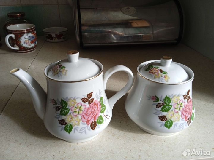 Заварочный чайник и сахарница