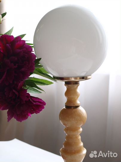 Настольная лампа из оникса