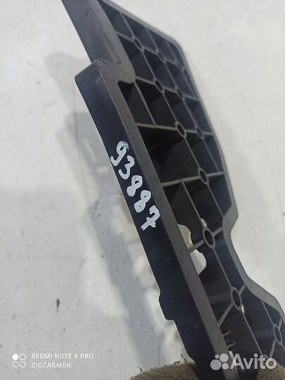 Опора напольного покрытия левая (Audi Q8)