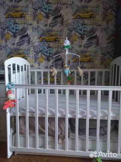 Детская кроватка с маетником и тумбочкой