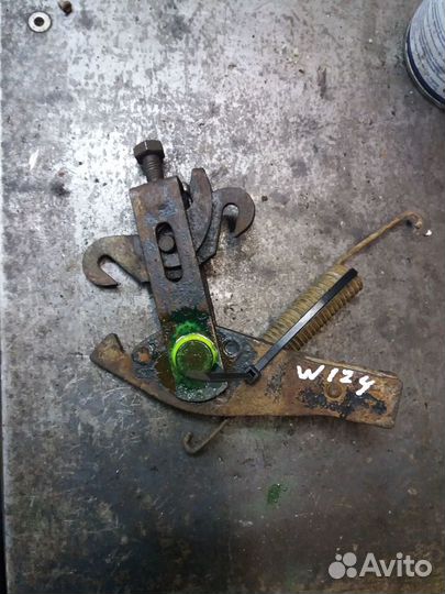 Коромысло тросика ручника mb w124