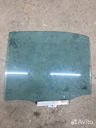Заднее левое стекло Mercedes W210 оригинал