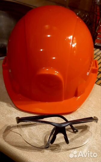 Каска и защитные очки