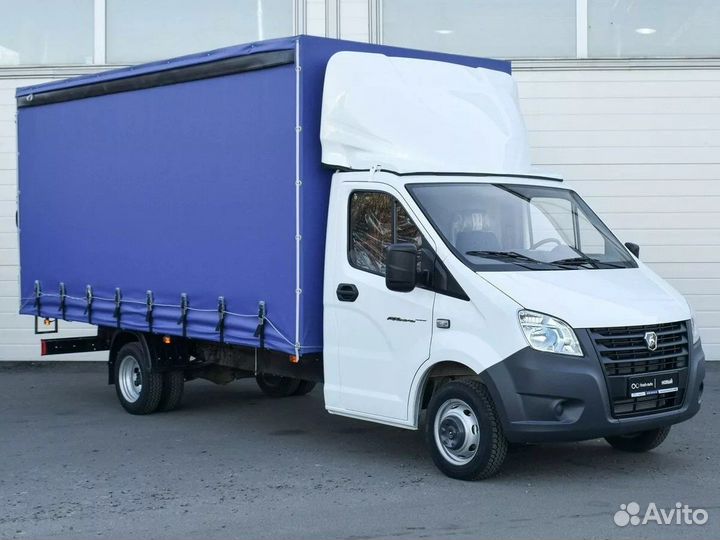 Водитель на своем грузовом авто