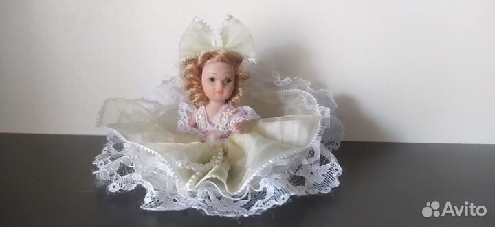 Кукла фарфоровая