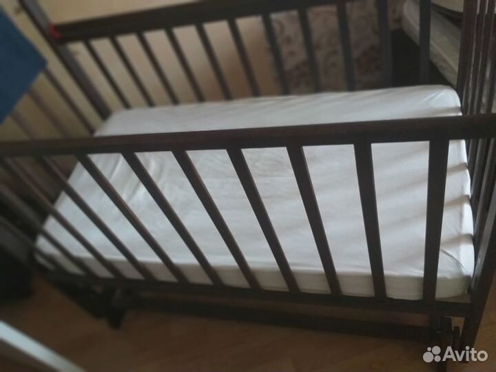 Детская кроватка с маятником