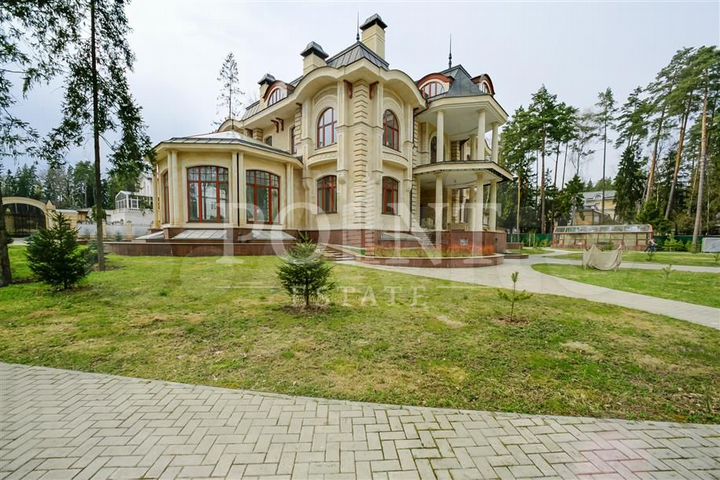 Дом 1200 м² на участке 100 сот.