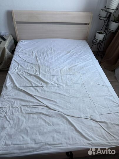 Кровать двухспальная с матрасом 140 200