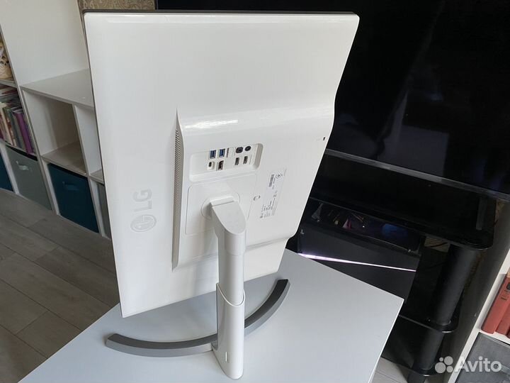 Монитор LG 27UD88-W 27