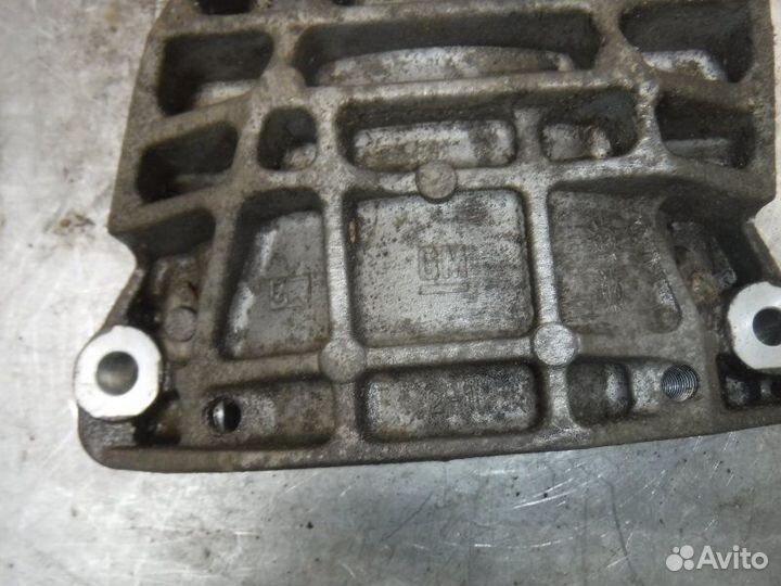 Кронштейн компрессора Opel Mokka F18D4 2014