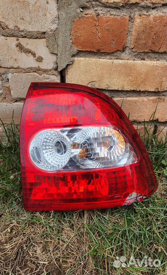 Задняя правая фара Приора 1 (стекло разбито)