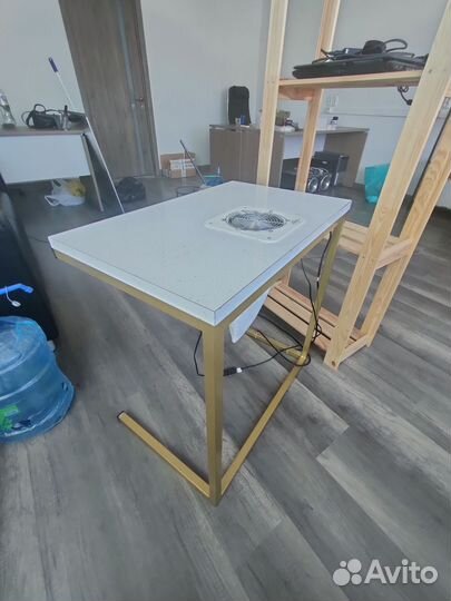 Маникюрный стол