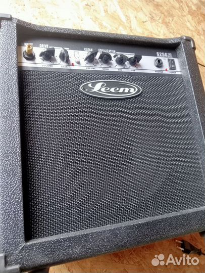 Гитарный комбоусилитель