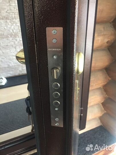 Открыть дверь заклинил замок