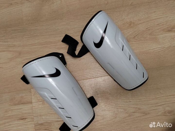 Щитки футбольные Nike