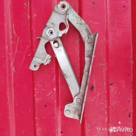 Петля капота левая mercedes w211