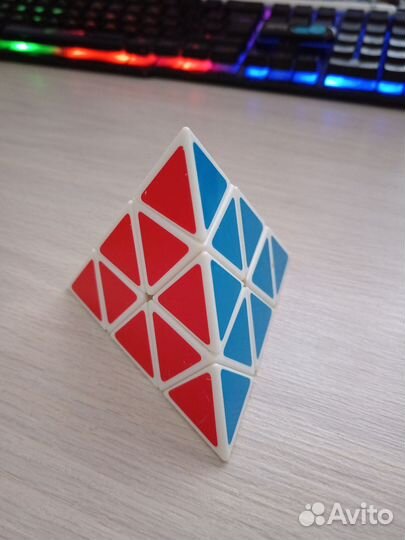 Головоломка пирамидка кубик рубика