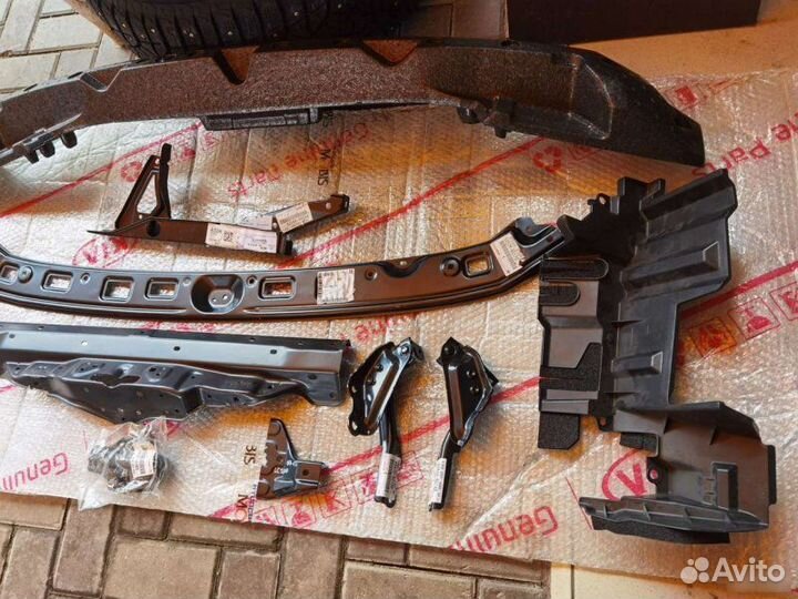 Накладка замка капота Toyota Land Cruiser 200