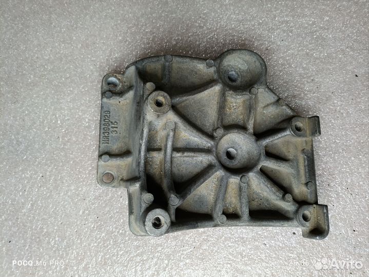 Кронштейн компрессора Mitsubishi Grandis chariot