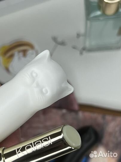 Набор косметики и духов в косметичке милой