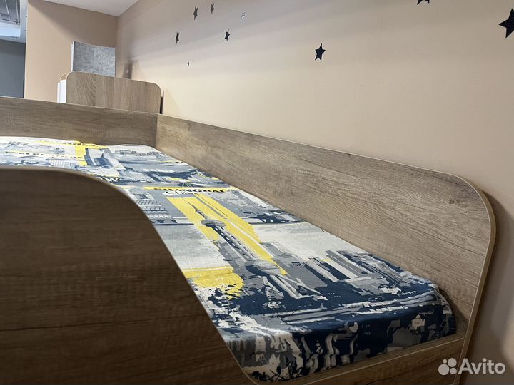 Двухъярусная кровать три спальных места