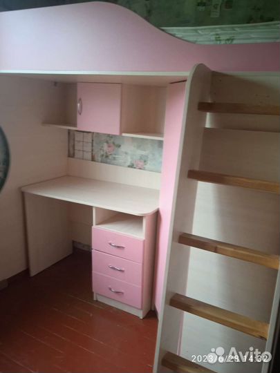 Детская кровать чердак со столом и шкафом