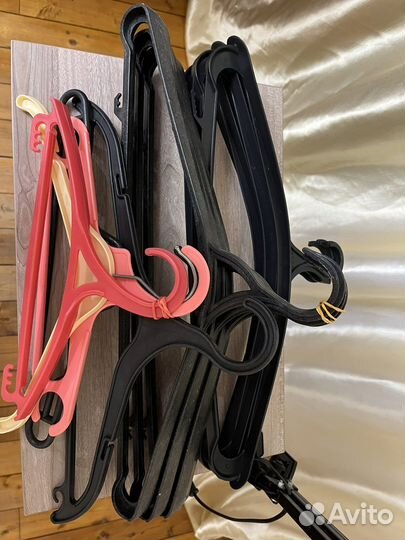 Вешалка-плечики универсальная пластиковая с перекл