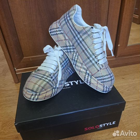 Кроссовки женские