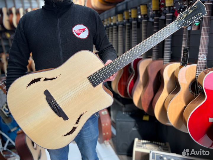 Акустическая гитара дредноут
