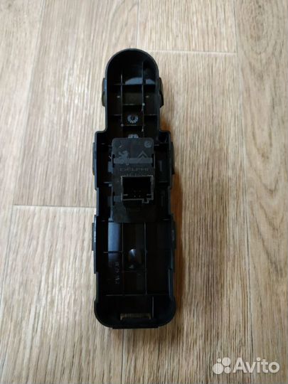 Кнопка стеклоподъемника переднего правого Пежо 308