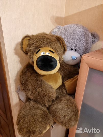 Плюшевый медведь и самокат
