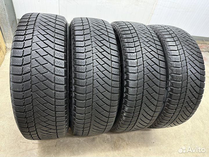 Continental ContiVikingContact 6 215/60 R17 96T