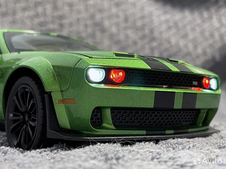 Машинка Dodge Challenger SRT 1:24