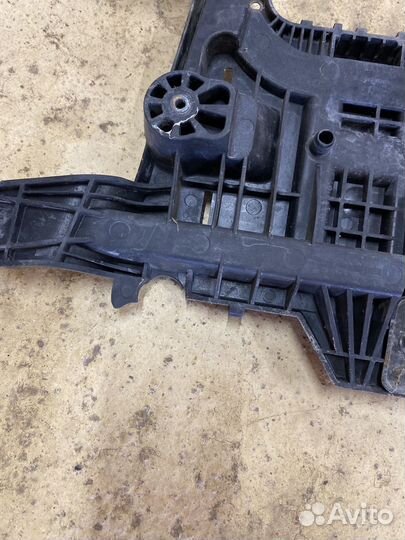 Крепление аккумулятора Skoda