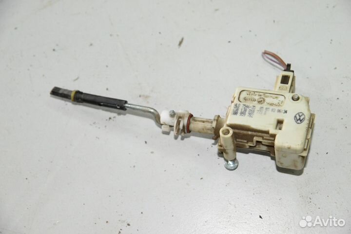 Замок активатор лючка бензобака VW Touareg 02-10