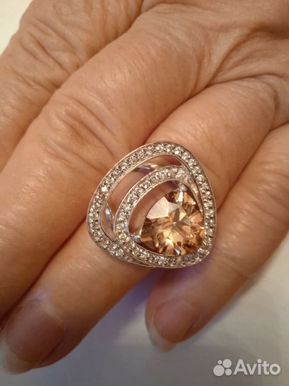 Серебряное кольцо с желтым камнем