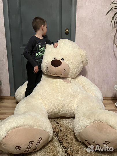 Большой плюшевый медведь