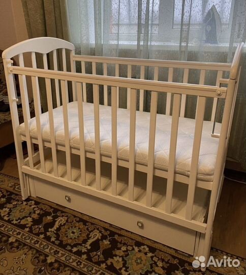 Детская кроватка с продольным маятником