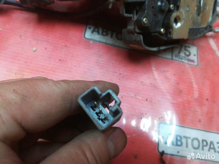 Замок двери передний правый Toyota Corolla EE111