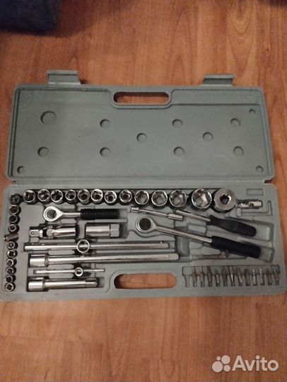 Набор инструментов для авто в чемодане