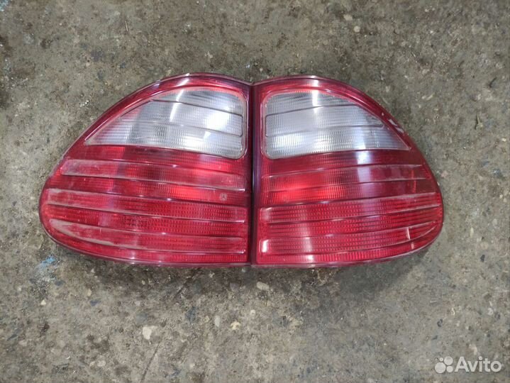 Задний фонарь Mercedes Benz w210