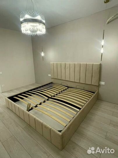 Кровать двуспальная с подъемным механизмом