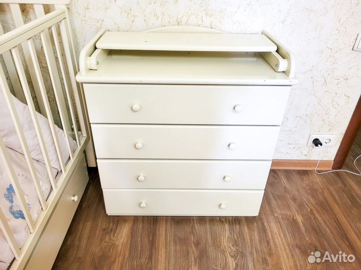 Детская кроватка с маятником и комодом