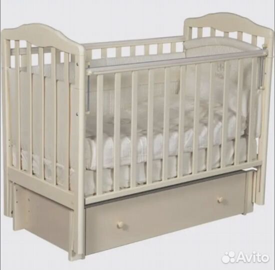 Кровать, и трех колесный велосипед