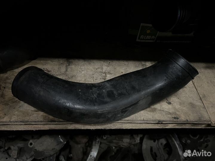 Патрубок воздушного фильтра VAG 077129627M