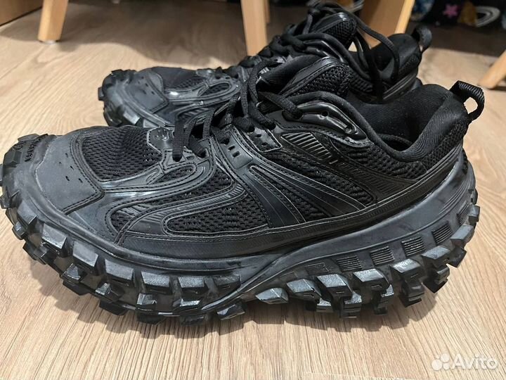 Balenciaga defender