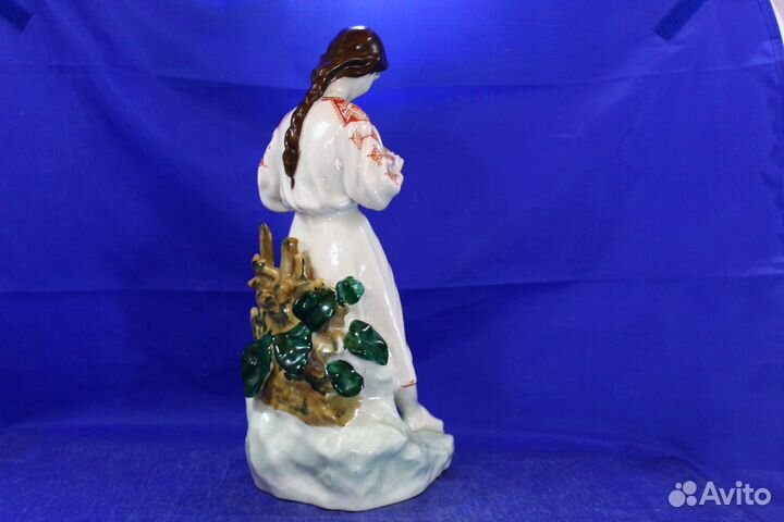 Фарфор статуэтка Украинка Девушка гадает редкий ок