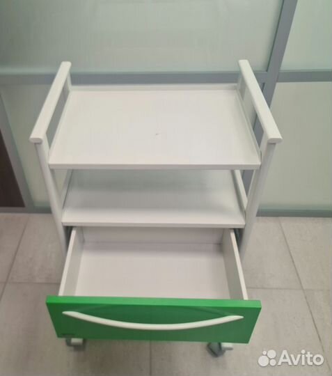 Медицинская тележка косметолога