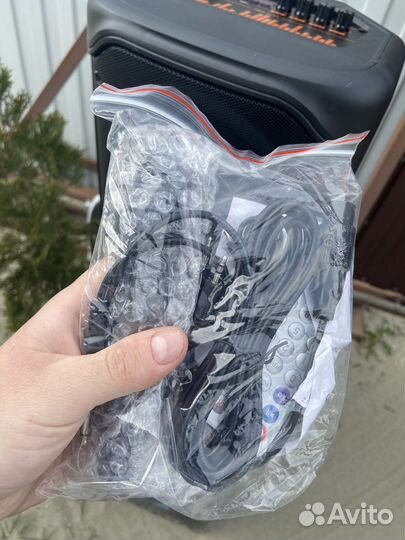 Блютуз колонка с микрофоном