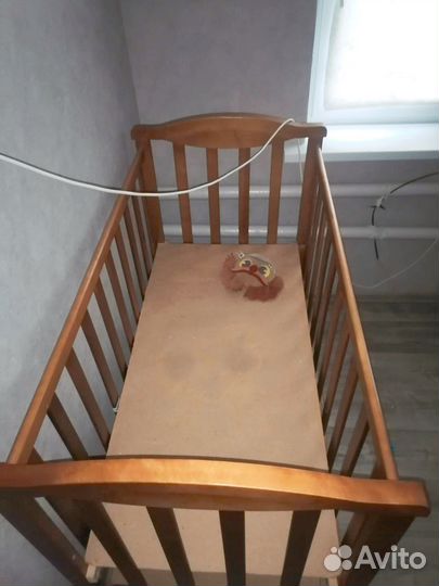 Детская кроватка с маятником и ящиком